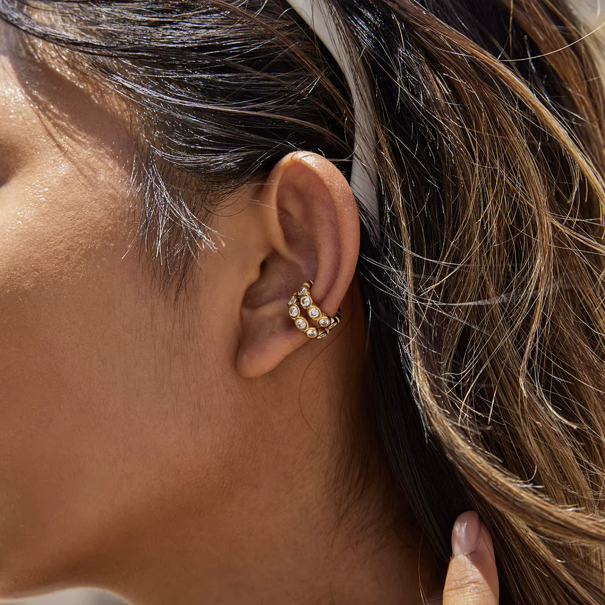 Classy Round Bezel Ear-cuff, White