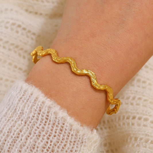 Textured Wavy Bangle