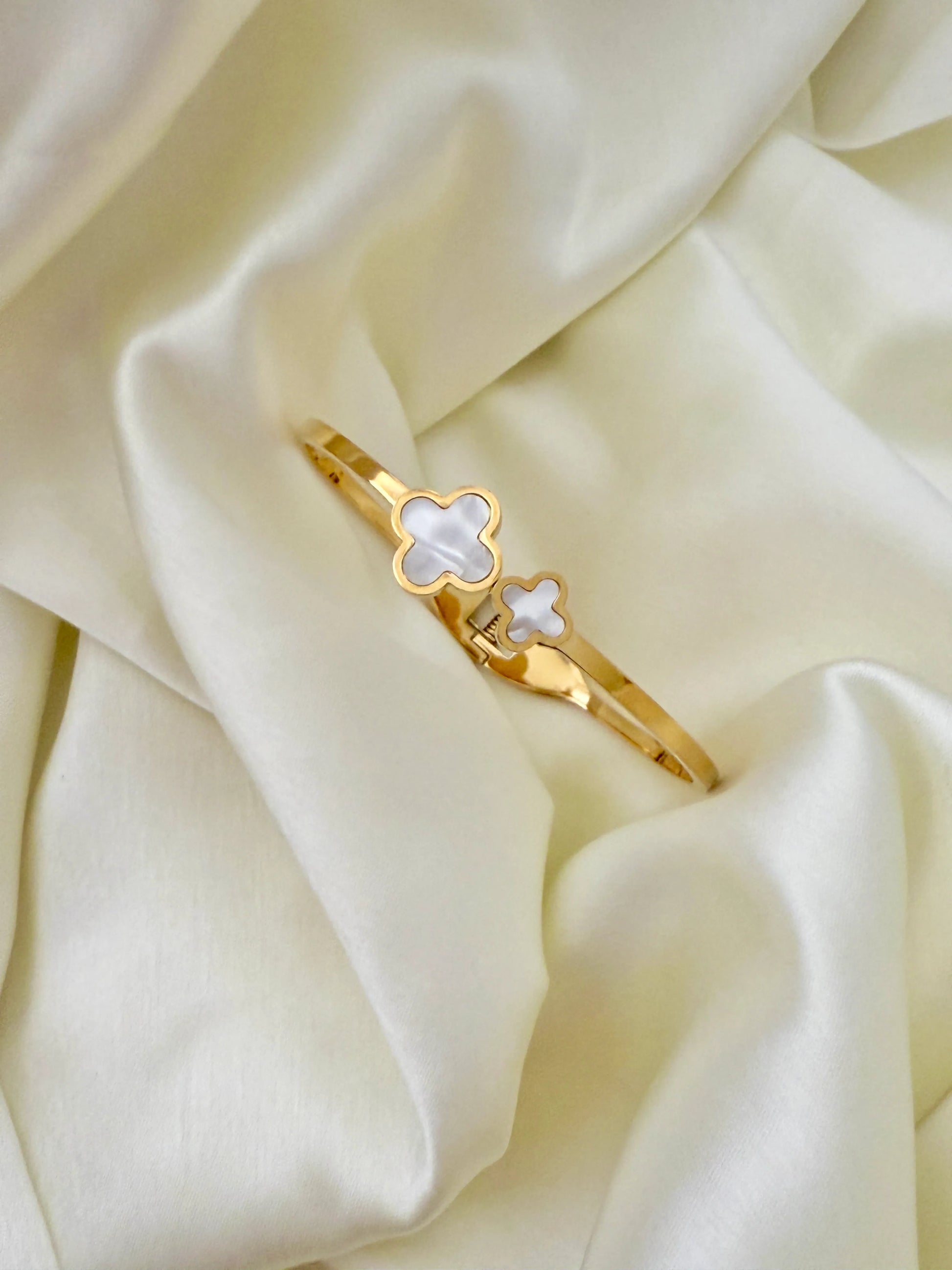 Raiza Clover Bangle Series