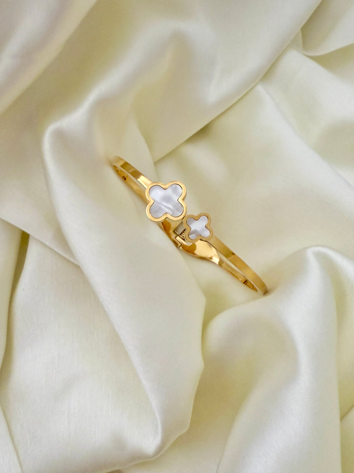 Raiza Clover Bangle Series