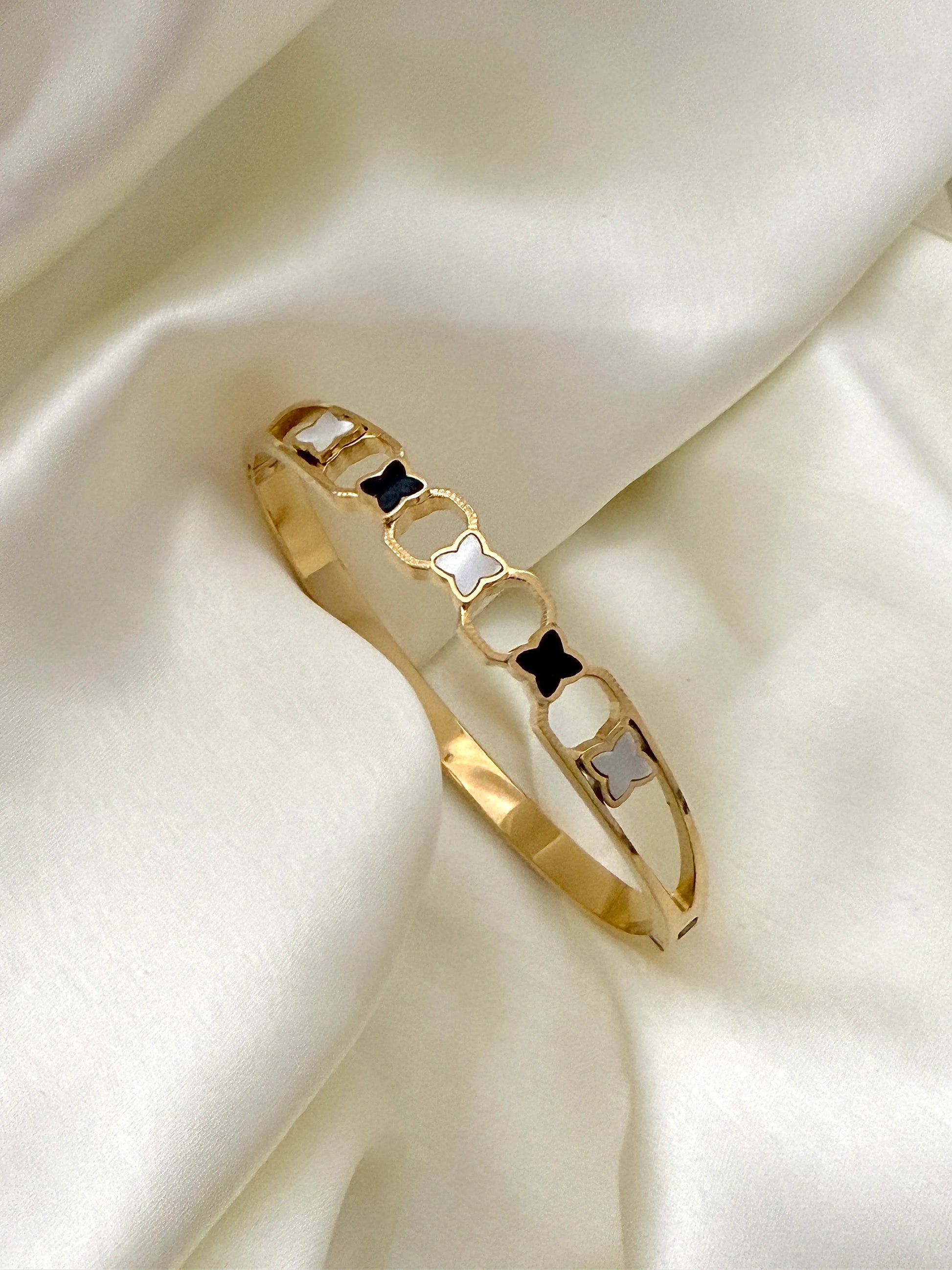 Darcy MOP bangle